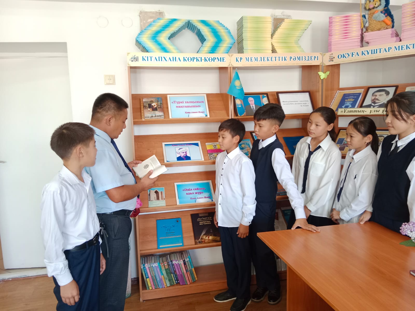"Қожа Ахмет Яссауи" 930 жыл толуына байлансты 6 ә сынып оқушыларына кітап көрмесі ұйымдастырылды