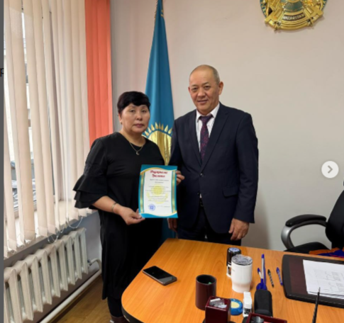 Мектебіміздің директоры Әкімбек Ұлдаханұлы кіші қызметкерлерді мейрамдарымен құттықтады